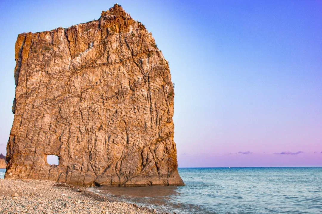 Скала Парус на побережье Черного моря
